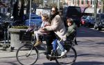 Amsterdam 14 april 2015
Evelyne Struik met kinderen in Amsterdam