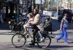 Amsterdam 14 april 2015
Evelyne Struik met kinderen in Amsterdam