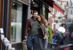 Amsterdam 29 april 2015 
Glennis Grace verliefd met haar vriend Robert Biesewig op de cornelis schuytstraat