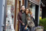 Amsterdam 29 april 2015 
Glennis Grace verliefd met haar vriend Robert Biesewig op de cornelis schuytstraat