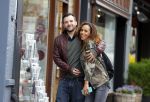 Amsterdam 29 april 2015 
Glennis Grace verliefd met haar vriend Robert Biesewig op de cornelis schuytstraat