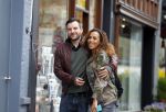 Amsterdam 29 april 2015 
Glennis Grace verliefd met haar vriend Robert Biesewig op de cornelis schuytstraat