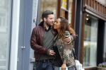 Amsterdam 29 april 2015 
Glennis Grace verliefd met haar vriend Robert Biesewig op de cornelis schuytstraat