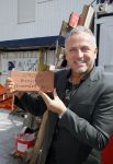 Amsterdam 10 april 2015
Gordon metselt een steen met zijn naam erop bij de westertoren.