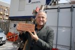 Amsterdam 10 april 2015
Gordon metselt een steen met zijn naam erop bij de westertoren.
