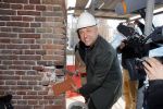 Amsterdam 10 april 2015
Gordon metselt een steen met zijn naam erop bij de westertoren.