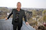 Amsterdam 10 april 2015
Gordon metselt een steen met zijn naam erop bij de westertoren.