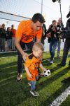 Volendam 15 april 2015
Het mini jan Smit stadion is vanavond geopend met een serie penaltie s van Henk Veerman en Robert Muhren op Jan Smit als keeper. Ook Liza Fem Emma en Senn waren aanwezen alsmede ome Cor