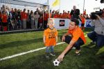 Volendam 15 april 2015
Het mini jan Smit stadion is vanavond geopend met een serie penaltie s van Henk Veerman en Robert Muhren op Jan Smit als keeper. Ook Liza Fem Emma en Senn waren aanwezen alsmede ome Cor