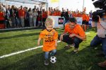 Volendam 15 april 2015
Het mini jan Smit stadion is vanavond geopend met een serie penaltie s van Henk Veerman en Robert Muhren op Jan Smit als keeper. Ook Liza Fem Emma en Senn waren aanwezen alsmede ome Cor