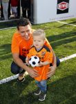 Volendam 15 april 2015
Het mini jan Smit stadion is vanavond geopend met een serie penaltie s van Henk Veerman en Robert Muhren op Jan Smit als keeper. Ook Liza Fem Emma en Senn waren aanwezen alsmede ome Cor
