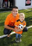 Volendam 15 april 2015
Het mini jan Smit stadion is vanavond geopend met een serie penaltie s van Henk Veerman en Robert Muhren op Jan Smit als keeper. Ook Liza Fem Emma en Senn waren aanwezen alsmede ome Cor