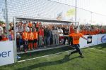 Volendam 15 april 2015
Het mini jan Smit stadion is vanavond geopend met een serie penaltie s van Henk Veerman en Robert Muhren op Jan Smit als keeper. Ook Liza Fem Emma en Senn waren aanwezen alsmede ome Cor