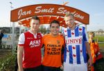 Volendam 15 april 2015
Het mini jan Smit stadion is vanavond geopend met een serie penaltie s van Henk Veerman en Robert Muhren op Jan Smit als keeper. Ook Liza Fem Emma en Senn waren aanwezen alsmede ome Cor