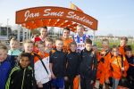 Volendam 15 april 2015
Het mini jan Smit stadion is vanavond geopend met een serie penaltie s van Henk Veerman en Robert Muhren op Jan Smit als keeper. Ook Liza Fem Emma en Senn waren aanwezen alsmede ome Cor
