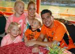 Volendam 15 april 2015
Het mini jan Smit stadion is vanavond geopend met een serie penaltie s van Henk Veerman en Robert Muhren op Jan Smit als keeper. Ook Liza Fem Emma en Senn waren aanwezen alsmede ome Cor