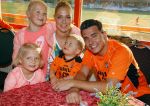 Volendam 15 april 2015
Het mini jan Smit stadion is vanavond geopend met een serie penaltie s van Henk Veerman en Robert Muhren op Jan Smit als keeper. Ook Liza Fem Emma en Senn waren aanwezen alsmede ome Cor