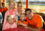 Volendam 15 april 2015
Het mini jan Smit stadion is vanavond geopend met een serie penaltie s van Henk Veerman en Robert Muhren op Jan Smit als keeper. Ook Liza Fem Emma en Senn waren aanwezen alsmede ome Cor