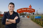 Volendam 15 april 2015
Het mini jan Smit stadion is vanavond geopend met een serie penaltie s van Henk Veerman en Robert Muhren op Jan Smit als keeper. Ook Liza Fem Emma en Senn waren aanwezen alsmede ome Cor