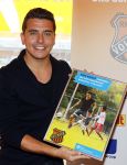 Volendam 15 april 2015
Het mini jan Smit stadion is vanavond geopend met een serie penaltie s van Henk Veerman en Robert Muhren op Jan Smit als keeper. Ook Liza Fem Emma en Senn waren aanwezen alsmede ome Cor