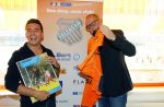 Volendam 15 april 2015
Het mini jan Smit stadion is vanavond geopend met een serie penaltie s van Henk Veerman en Robert Muhren op Jan Smit als keeper. Ook Liza Fem Emma en Senn waren aanwezen alsmede ome Cor