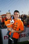 Volendam 15 april 2015
Het mini jan Smit stadion is vanavond geopend met een serie penaltie s van Henk Veerman en Robert Muhren op Jan Smit als keeper. Ook Liza Fem Emma en Senn waren aanwezen alsmede ome Cor