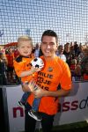 Volendam 15 april 2015
Het mini jan Smit stadion is vanavond geopend met een serie penaltie s van Henk Veerman en Robert Muhren op Jan Smit als keeper. Ook Liza Fem Emma en Senn waren aanwezen alsmede ome Cor