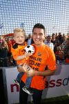 Volendam 15 april 2015
Het mini jan Smit stadion is vanavond geopend met een serie penaltie s van Henk Veerman en Robert Muhren op Jan Smit als keeper. Ook Liza Fem Emma en Senn waren aanwezen alsmede ome Cor