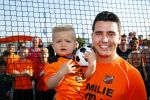 Volendam 15 april 2015
Het mini jan Smit stadion is vanavond geopend met een serie penaltie s van Henk Veerman en Robert Muhren op Jan Smit als keeper. Ook Liza Fem Emma en Senn waren aanwezen alsmede ome Cor