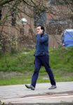 Amsterdam 17 april 2015
Divorce acteur Jeroen Spitzenberger wandelend drinkend en brood etend op straat