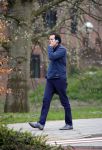 Amsterdam 17 april 2015
Divorce acteur Jeroen Spitzenberger wandelend drinkend en brood etend op straat