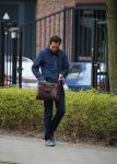 Amsterdam 17 april 2015
Divorce acteur Jeroen Spitzenberger wandelend drinkend en brood etend op straat