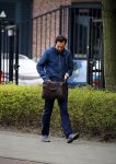 Amsterdam 17 april 2015
Divorce acteur Jeroen Spitzenberger wandelend drinkend en brood etend op straat