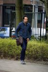 Amsterdam 17 april 2015
Divorce acteur Jeroen Spitzenberger wandelend drinkend en brood etend op straat
