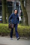 Amsterdam 17 april 2015
Divorce acteur Jeroen Spitzenberger wandelend drinkend en brood etend op straat