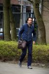 Amsterdam 17 april 2015
Divorce acteur Jeroen Spitzenberger wandelend drinkend en brood etend op straat