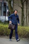 Amsterdam 17 april 2015
Divorce acteur Jeroen Spitzenberger wandelend drinkend en brood etend op straat