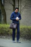 Amsterdam 17 april 2015
Divorce acteur Jeroen Spitzenberger wandelend drinkend en brood etend op straat