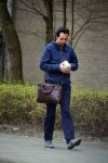 Amsterdam 17 april 2015
Divorce acteur Jeroen Spitzenberger wandelend drinkend en brood etend op straat