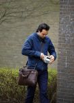 Amsterdam 17 april 2015
Divorce acteur Jeroen Spitzenberger wandelend drinkend en brood etend op straat