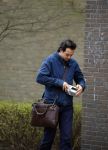 Amsterdam 17 april 2015
Divorce acteur Jeroen Spitzenberger wandelend drinkend en brood etend op straat