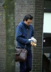 Amsterdam 17 april 2015
Divorce acteur Jeroen Spitzenberger wandelend drinkend en brood etend op straat