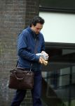 Amsterdam 17 april 2015
Divorce acteur Jeroen Spitzenberger wandelend drinkend en brood etend op straat