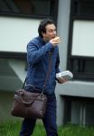 Amsterdam 17 april 2015
Divorce acteur Jeroen Spitzenberger wandelend drinkend en brood etend op straat