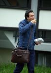 Amsterdam 17 april 2015
Divorce acteur Jeroen Spitzenberger wandelend drinkend en brood etend op straat