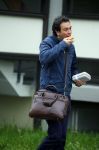 Amsterdam 17 april 2015
Divorce acteur Jeroen Spitzenberger wandelend drinkend en brood etend op straat