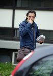 Amsterdam 17 april 2015
Divorce acteur Jeroen Spitzenberger wandelend drinkend en brood etend op straat
