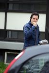 Amsterdam 17 april 2015
Divorce acteur Jeroen Spitzenberger wandelend drinkend en brood etend op straat