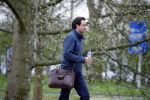 Amsterdam 17 april 2015
Divorce acteur Jeroen Spitzenberger wandelend drinkend en brood etend op straat