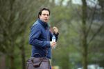 Amsterdam 17 april 2015
Divorce acteur Jeroen Spitzenberger wandelend drinkend en brood etend op straat
